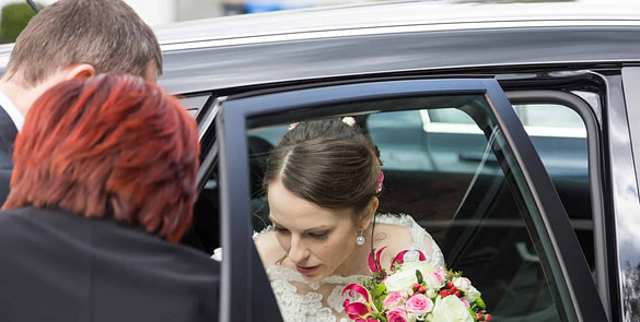 Braut steigt aus dem auto aus