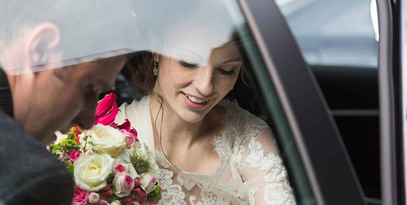 Braut steigt ins Auto