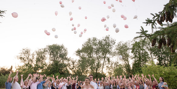 Gäste lassen Luftballons steigen