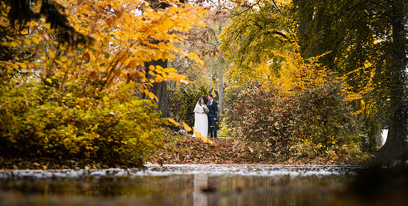 Brautpaarshooting mit Spiegelung im Teich