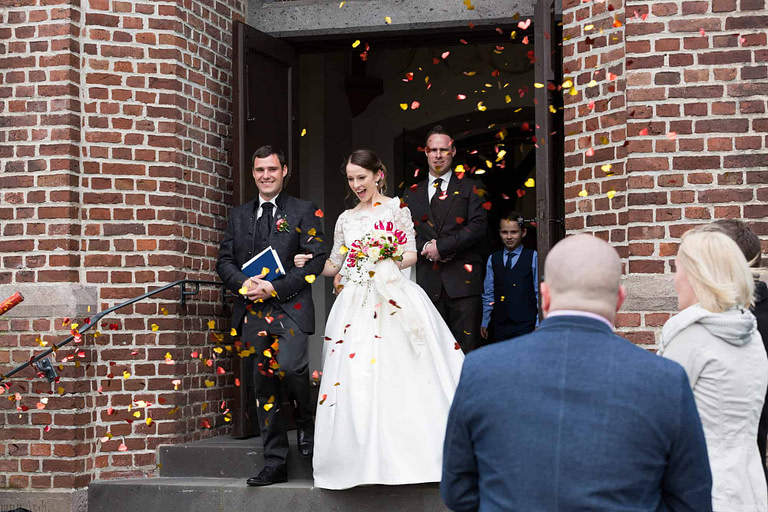 Brautpaar kommt aus der Kirche in Solms